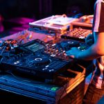La scène underground des DJ : Explorer les clubs et les collectifs qui repoussent les frontières musicales