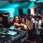 L’essor du streaming en direct : Comment les DJ interagissent-ils avec leur public à travers les plateformes en ligne??