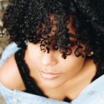Conseils pour entretenir et soigner les cheveux en été : Protéger ses cheveux du soleil et de la chaleur.