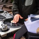 Les DJ et l’environnement : Les initiatives écologiques des DJ pour promouvoir la durabilité dans l’industrie de la musique