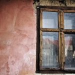 Astuce pour enlever la colle sur les vitres