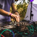Les DJ et la philanthropie : Les initiatives caritatives des DJ pour soutenir des causes sociales