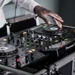 Les collaborations entre DJ et marques : Les partenariats entre artistes de musique électronique et entreprises, de la mode à la technologie.